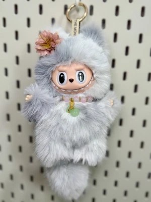 NOVA Boneca Pingente Bolsa de Pelúcia Macia Monstros GRAY SILVER FOX Personalizada - Imagem 1 de 4