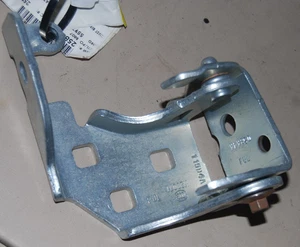 Genuine OEM GM Drivers Side Upper Door Hinge 25854415 - Picture 1 of 2