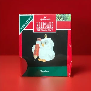 Nuovo! NATALE 1990 VINTAGE! MINIATURA SEGNO DISTINTIVO ORNAMENTO INSEGNANTE -3Z - Foto 1 di 2