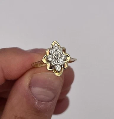 Anillo con racimo de diamantes redondos de 0,27 quilates de oro amarillo de 14 k para dama talla 4,75 Foto 1 de 4