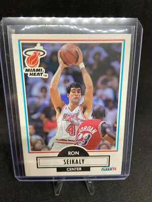 Tarjeta Fleer Rony Seikaly 1990 error (Ron) con M. Jordan en foto Foto 1 de 4