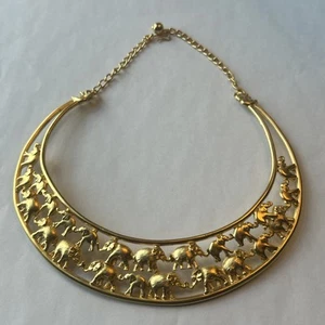 VTG LUCKY ELEPHANT TRUNKS UP CHOKER NECKLACE MATTE GOLD TONE 15-17” Safari Zoo - Afbeelding 1 van 10