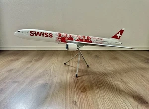 Swiss Boeing 777-300ER Modellflugzeug Maßstab 1:100 Faces Limited Edition Neu - Bild 1 von 3