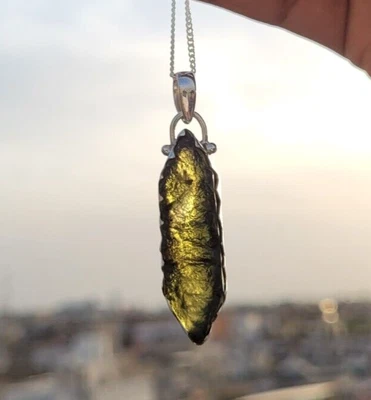 Colgante hecho a mano de moldavita genuina 100 % natural con colgante de piedras preciosas certificadas Foto 1 de 4