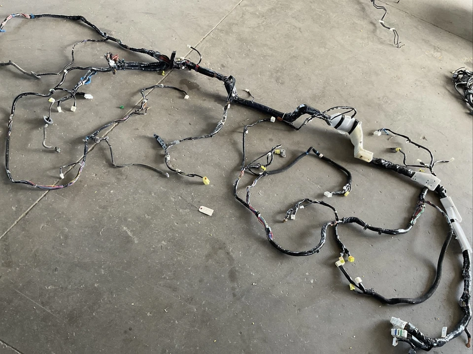 Жгут проводов для основного корпуса 06–07 Infiniti M35 M45 Luxury AWD 24014-EH107 - Изображение 1 из 4