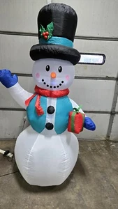 Muñeco de nieve inflable de Navidad LED preiluminado con detalles para el hogar vacaciones, 6,5 pies - Imagen 1 de 6