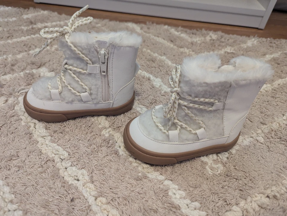 EUC H&M warm lined baby girl boots sz 18/19 2.5-3.5c Cream Gold Accents - Image 1 of 4