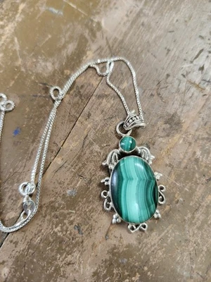 Cadena de plata de ley vintage y colgante de malaquita 925 forjado a mano Foto 1 de 4