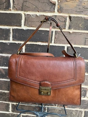 NUEVO CON ETIQUETAS $298 Bolso de Hombro Frye Alex Cuero con Solapa Cartera Marrón Coñac Foto 1 de 4