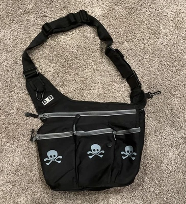 Bolsa de pañales para hombre Diaper Dude negra - Bolso de hombro mensajero con calavera/huesos Foto 1 de 4