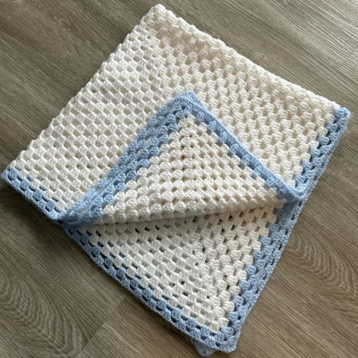 "Manta de bebé hecha a mano de ganchillo tejido abierto azul blanco 34"" X 36"" suave" Foto 1 de 4