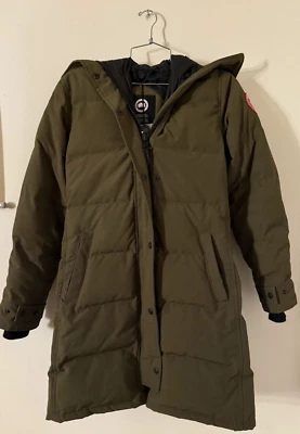 Casaco acolchoado Canada Goose Shelburne Parka verde militar feminino tamanho pequeno usado - Imagem 1 de 4