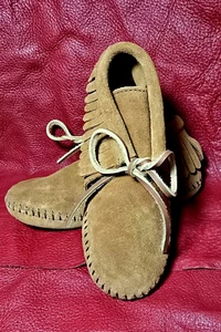 NIB-Minnetonka Childs size 12 Moccasins -RENDEZVOUS-Pow Wow-Muzzleloader-Brown - Picture 1 of 3