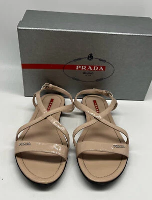 Sandalia plana Prada Nude charol con tiras punta abierta talla 38,5 Foto 1 de 4