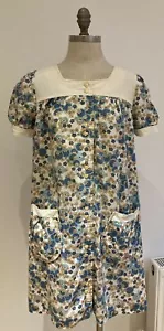 Vestido ajustado floral de principios de los años 70 con botones en el corazón, 20" de axila axila - Imagen 1 de 12