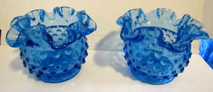Lot 2 SIGNIERTE FENTON Kobaltblau Kolonial Schuhnagel gekräuselt 3" Kerzenvasen - Bild 1 von 3