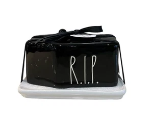 Plato de mantequilla de Halloween Rae Dunn RIP ataúd rasgado en forma de cerámica negra NUEVO CON ETIQUETAS - Imagen 1 de 6