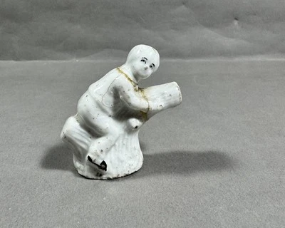 Antiguo Silbato de Cerámica Staffordshire Niños Juguete Niño en Tocón de Árbol Foto 1 de 4