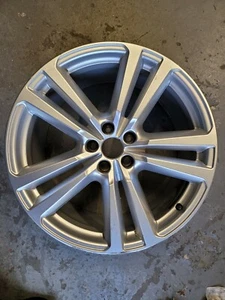 Ruota in lega originale Audi Q7 20" 4M0601025H E9.0Jx20H2 ET33 ORIGINALE con PNEUMATICO - Foto 1 di 4