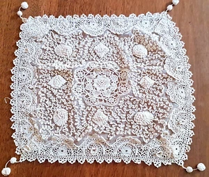 Napperon XIXe brodé de soutaches et dentelle d'Irlande (irish lace) 25cm x 25 cm - Picture 1 of 3