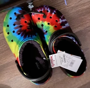Crocs Unisex Erwachsene klassische Slipper Sandalen Fell gefüttert Tie Die RAR M7/W9 - Bild 1 von 5