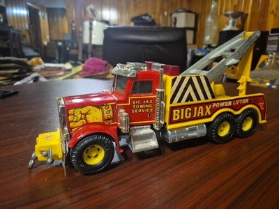 Serviço de reboque Ertl Big Jax. Gancho traseiro está quebrado - Imagem 1 de 3