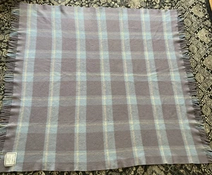 "Alfombra utilitaria Johnstons of Elgin lana de cordero verde azulado a cuadros flecos tiro 66"" X 61""" - Imagen 1 de 4