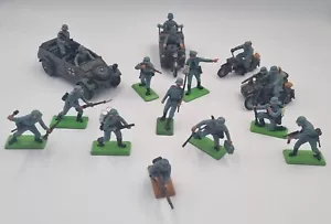 BRITAINS 1971 DEETAIL World War II German Infantry with metal stands - Imagen 1 de 26