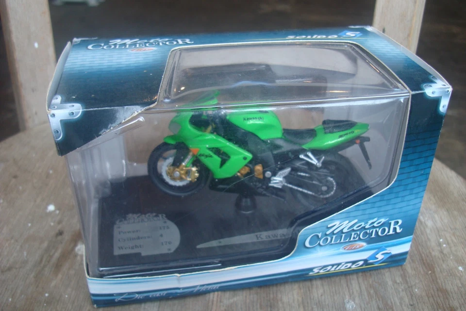 Kawasaki ZX 10R Motorcycle Model, Solido Moto Collector  1:18 Scale Super - Image 1 of 2
