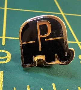 Elefante con inicial “P” miniatura solapa pin negro con detalles dorados - Imagen 1 de 2