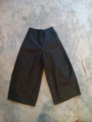 COS Wool Cashmere Pleated Wide Leg Crop Pants Gray  Culottes Sz 2 Pockets Preppy - Image 1 of 4
