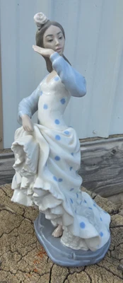 NAO DAISA BY LLADRO DANCING WOMAN  13 1/4" TALL FLAMENCO DANCER FIGURINE - Image 1 of 4