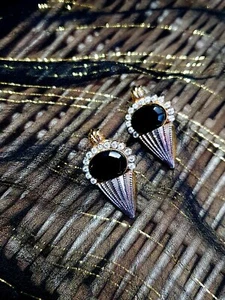 Indian/Pakistani Jewellery - Cone-shaped stud earrings with black stone - Picture 1 of 3