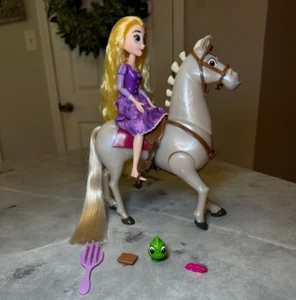 2016 Disney Tangled The Series Rapunzel and Royal Horse Maximus includes Pascal - Picture 1 of 9