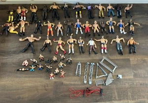 Großes Lot Anfang 2000er WWE 49 Figuren + Zubehör - Bild 1 von 8