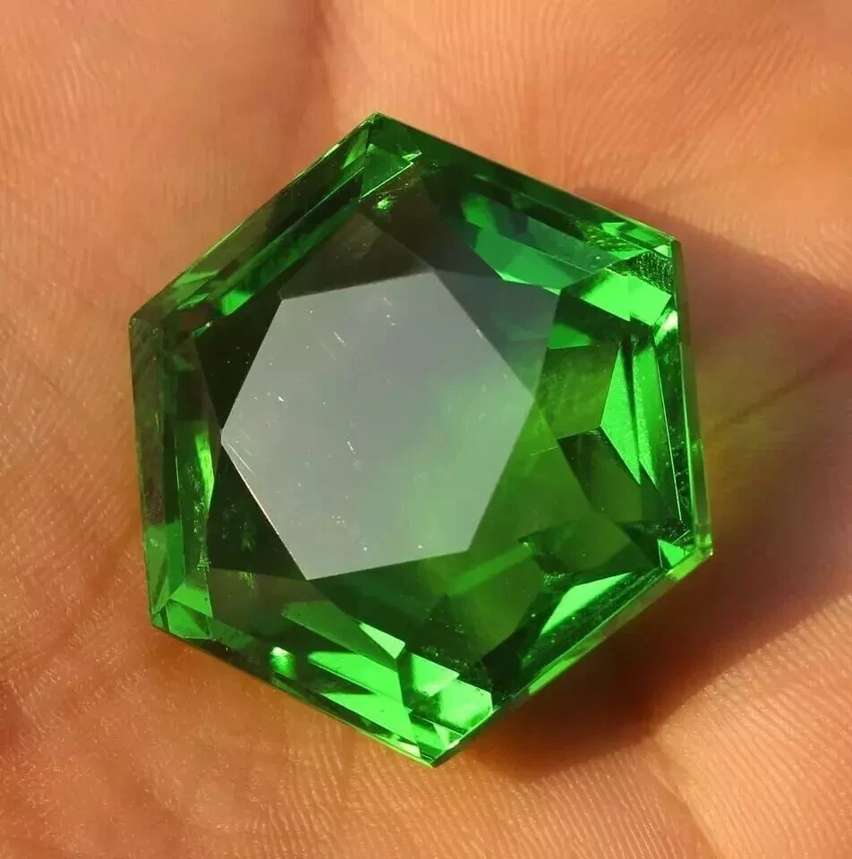 Piedra preciosa suelta rara certificada con forma hexagonal brasileña de topacio verde natural de 700 quilates Foto 1 de 4