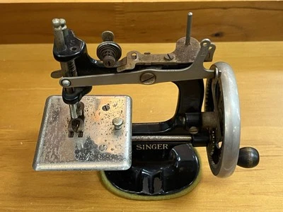 Máquina de coser miniatura infantil Singer vintage #5 usada Foto 1 de 4