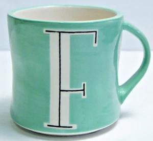 Tazza caffè verde Anthropologie lettera F monogramma dipinto a mano iniziale - Foto 1 di 8