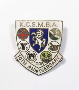 Estera corta vintage 10o aniversario KCSMBA condado de Kent esmalte boliche pin insignia - Imagen 1 de 2
