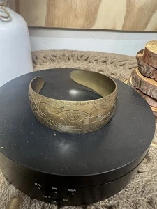 Vintage Messing Armreif Armband Gravur Ägyptisches Muster Boho Statement Schmuck - Bild 1 von 7