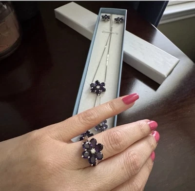 Conjunto de collar, anillo y pendiente Simply Vera Vera Wang patrón de flores moradas Foto 1 de 4