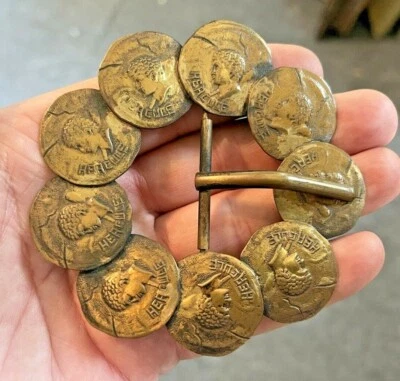 Antigua hebilla de latón con diseño de moneda de Hércules "Hércules"  Foto 1 de 3