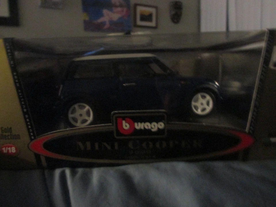BURAGO 1:18 SCALE GOLD COLLECTION - MINI COOPER 2000 DIECAST COD3319 - Image 1 of 1