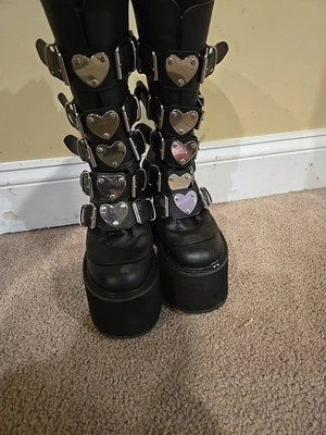 Bota Pleaser Demonia Swing-230 BVL Rock Gothic 5,5" plataforma alça de coração - Preta - Imagem 1 de 4