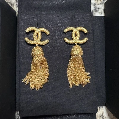 Auténticos pendientes colgantes vintage con flecos borla marca coco logotipo CC de Chanel con caja Foto 1 de 4