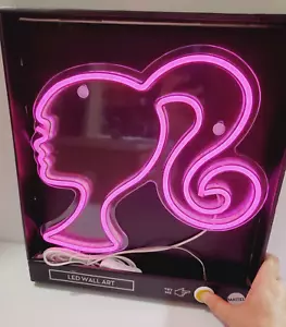 NUOVO 2023 Silhouette Barbie Neon LED Arte da parete rosa Mattel BAB1072BX - Foto 1 di 11