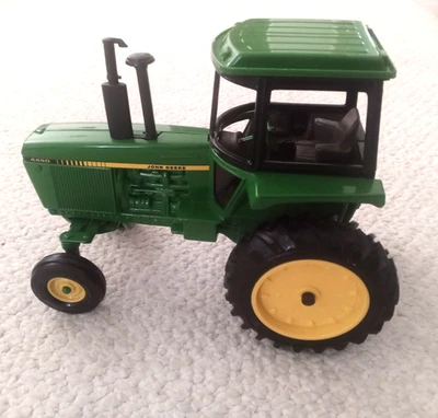 ERTL John Deere 4450 Tractor 1/16 Scale Front Wheel Assist 15160 - Image 1 of 4
