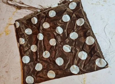 Remanente de tela satinada a lunares marrón y blanco 23" x 48" acabado brillante costura artesanía Foto 1 de 3