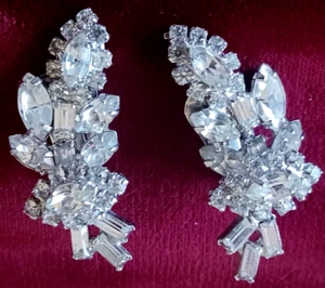 LQQK ! SPARKLING & BEAUTIFUL!  1.5 X 1/2" WIDE VINTAGE RHINESTONE CLIP EARRINGS - Imagen 1 de 5