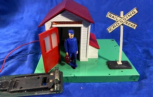 Lionel 145-42 Automatic Gateman in original box red roof 1950-1956 working good - Picture 1 of 13